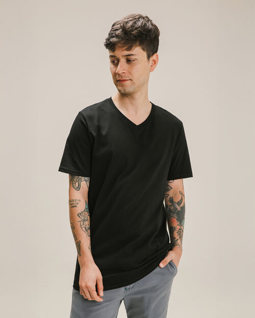 Playera Negra Cuello V